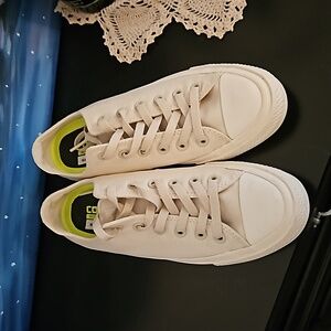 Never worn Converse Chuck Taylor Size 8.5